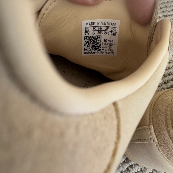 Adidas Beige Sambas - Picture 5 of 5